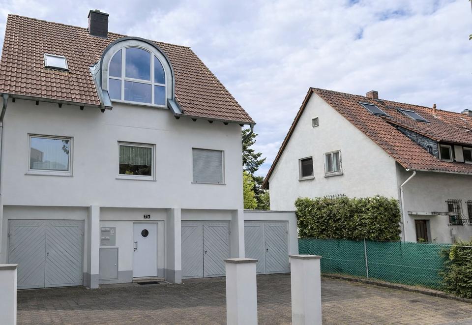 Thumbnail-Wohnhaus auf ca. 690 m² Grundstück mit 3 Garagen in Frankfurt am