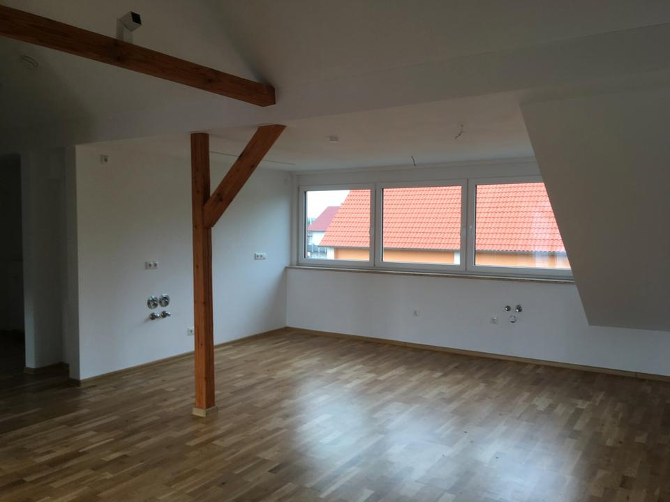 Thumbnail-00503 Wohnen mit Charme und Ruhe: Lichtdurchflutete Dachgeschosswohnung mit Balkon, Gartenmitnutzung und 2 Stellplätzen in Bad Staffelstein