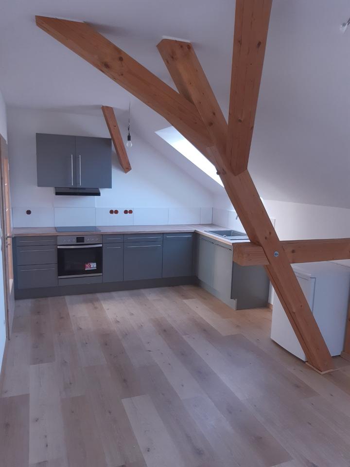 Thumbnail-Drei-Seitenhof mit Lagerhalle