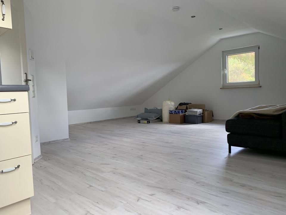 Thumbnail-Charmante 1‑Zimmer‑Dachgeschosswohnung mit Einbauküche in Schwanfeld