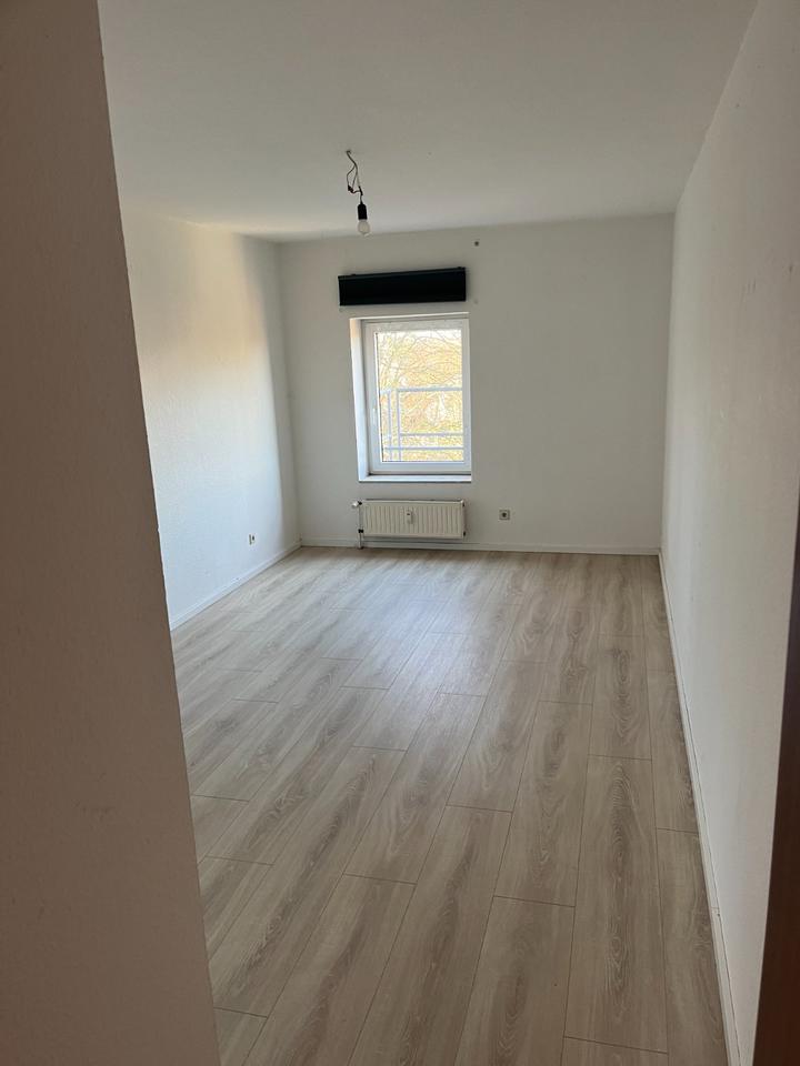 Thumbnail-3-Zim-Wohnung (3. OG) in IsingerodeSchladen mit toller Aussicht