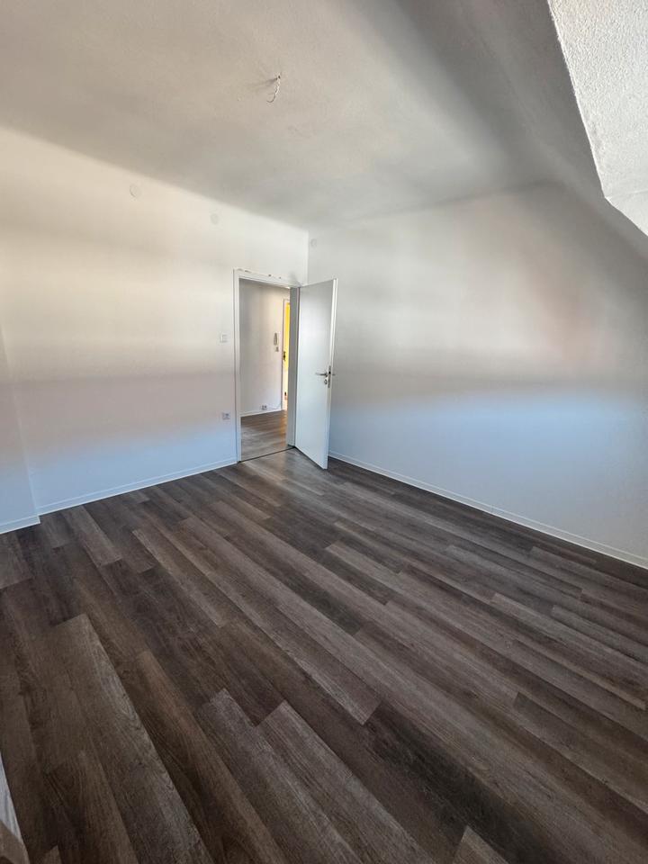 Thumbnail-2,5 ZKB – renovierte Dachgeschosswohnung in Saarbrücken