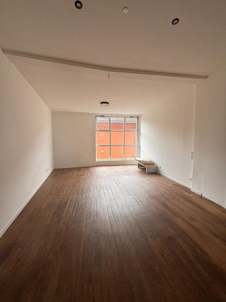 Thumbnail-Großes 30 m² Zimmer in zentraler 4er-WG