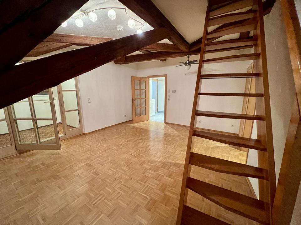 Thumbnail-Außergewöhnliche 2-Zimmer-Wohnung mit Loggia und Dachstudio