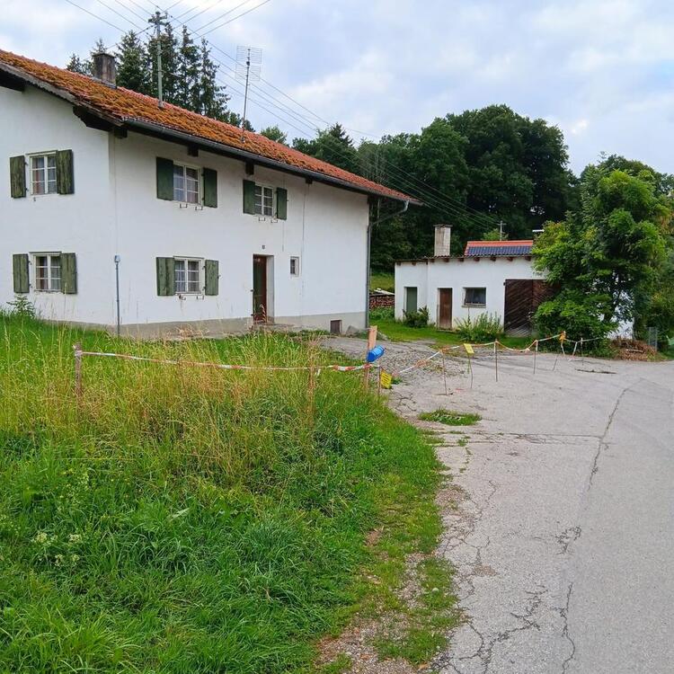 Thumbnail-Einfamilienhaus mit Garage und Nebengebäuden