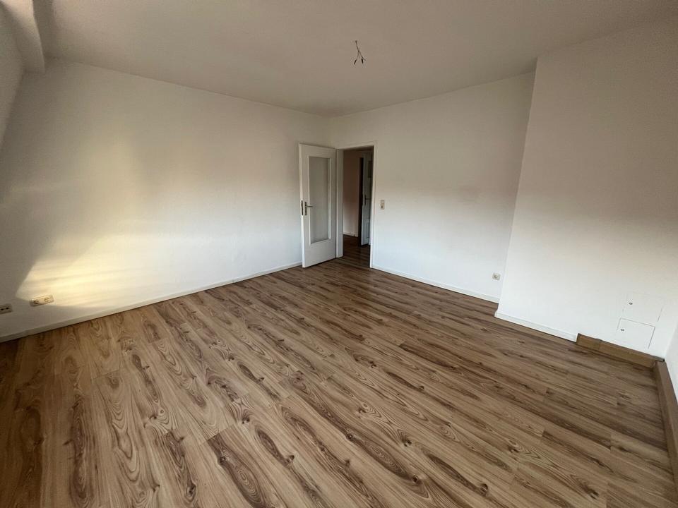 Thumbnail-Sofort bezugsfrei: Großzügig geschnittene 4-Zimmer-Wohnung (ca. 99 m²)
