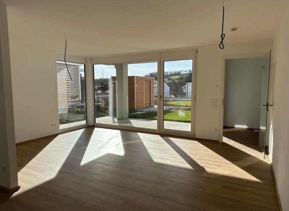 Thumbnail-2,5 Zimmer Wohnung mit Garten, Einbauküche und Tiefgarage.