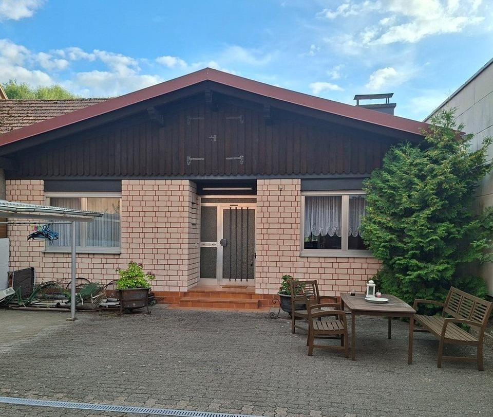 Thumbnail-Bungalow mit angrenzendem Garten und 3-Familienhaus (vermietet)