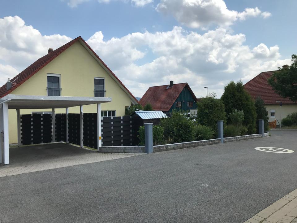 Thumbnail-Freistehendes Einfamilienwohnhaus mit Garten, Garage, Carport