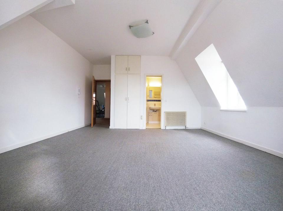 Thumbnail-WG-DG-Zimmer in einer Dreier-WG mit eigenem Bad mit Dusche