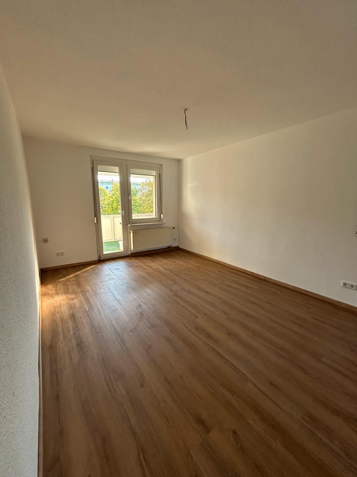 Thumbnail-Frisch sanierte 3-Zimmer-Wohnung mit Balkon & Einbauküche – 58 qm