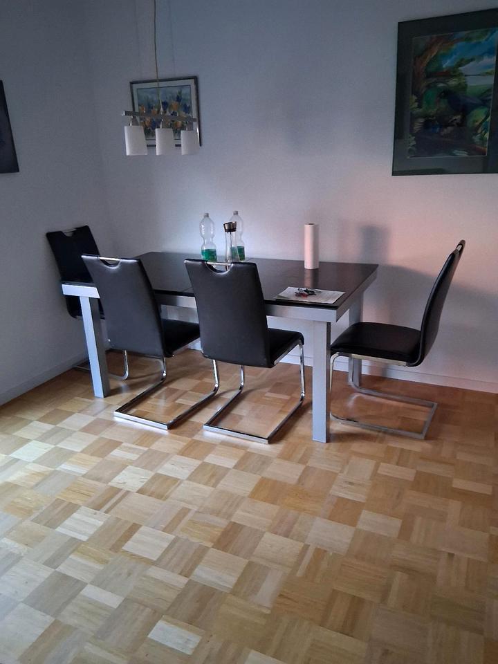 Thumbnail-Wohnzimmer mit Balkon, ideal zum Entspannen Großes