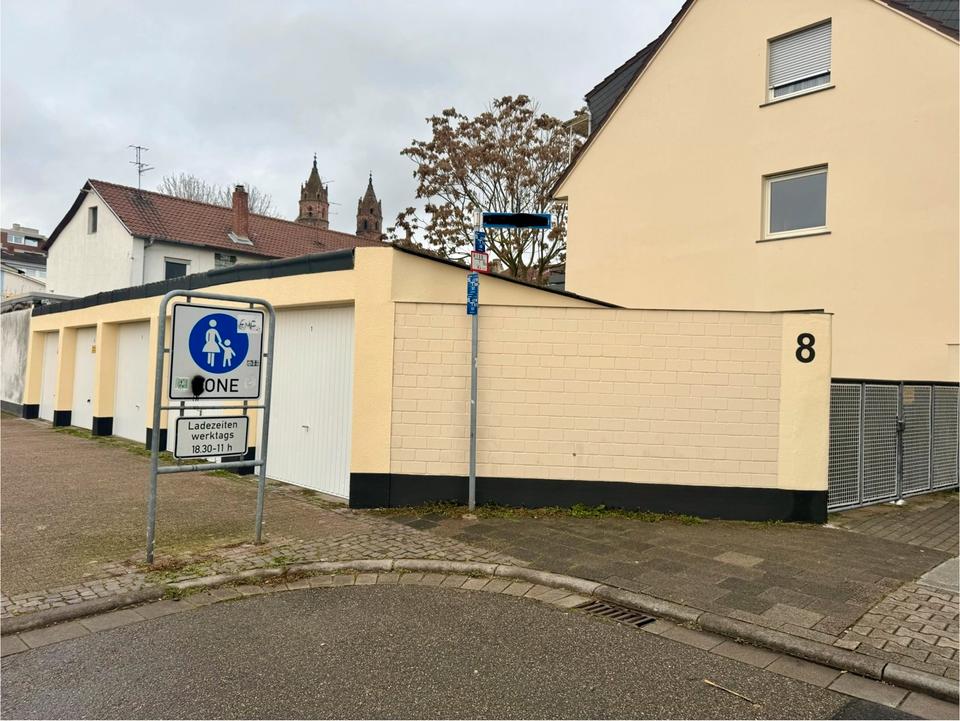 Thumbnail-3-Familienhaus + 5 Garagen - Zentrale Lage