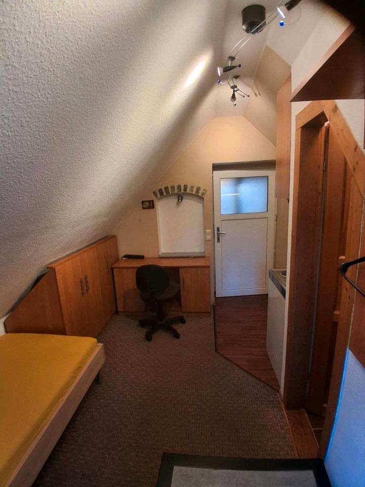 Thumbnail-möblierte Einraum Dachgeschoßwohnung mit Carport