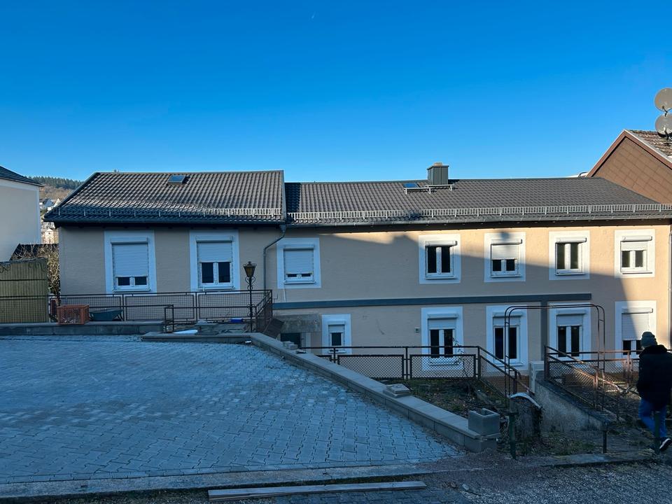 Thumbnail-Kernsaniertes Haus mit 140 m² und 2 Stellplätzen zu vermieten