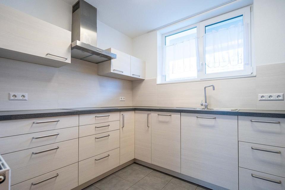 Thumbnail-Diese attraktive 2-Zimmer-Erdgeschosswohnung befindet sich in einer ruhigen und dennoch zentralen Lage, die eine perfekte Balance zwischen Entspannung und guter Erreichbarkeit bietet. Das im Jahr...