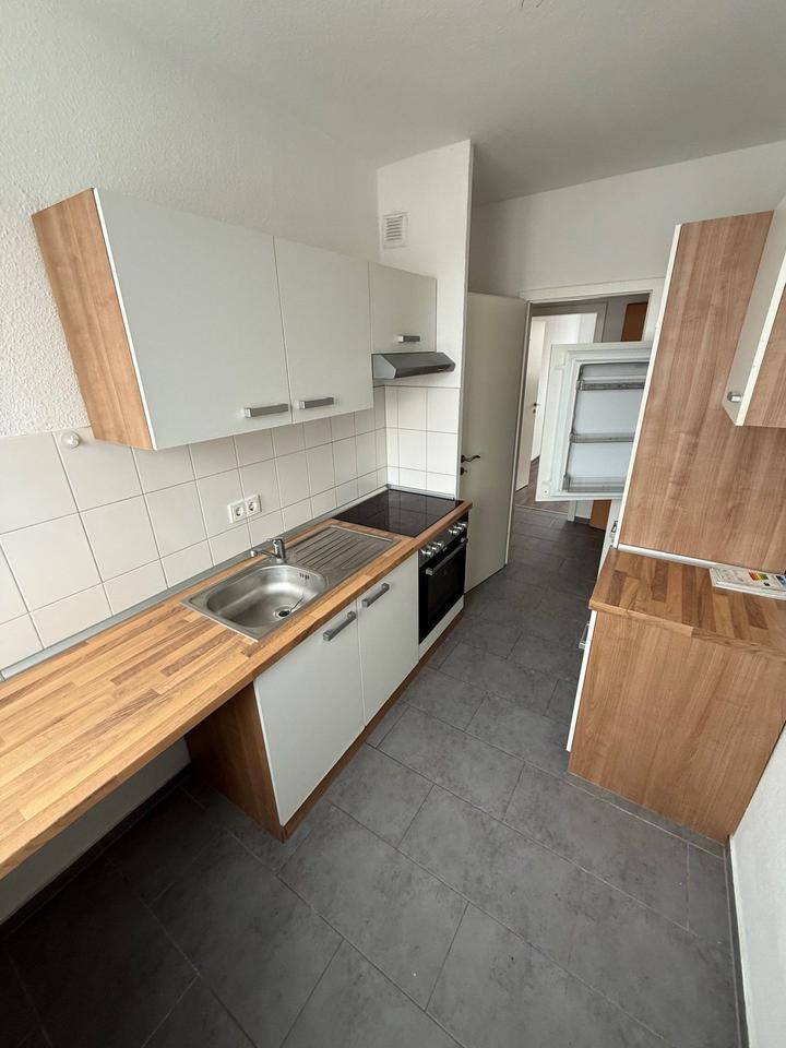 Thumbnail-3- Raum Wohnung mit Einbauküche, Wannenbad und Balkon