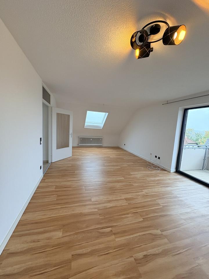 Thumbnail-DG: Gepflegte 3 ZKB Wohnung mit Balkon und Einbauküche