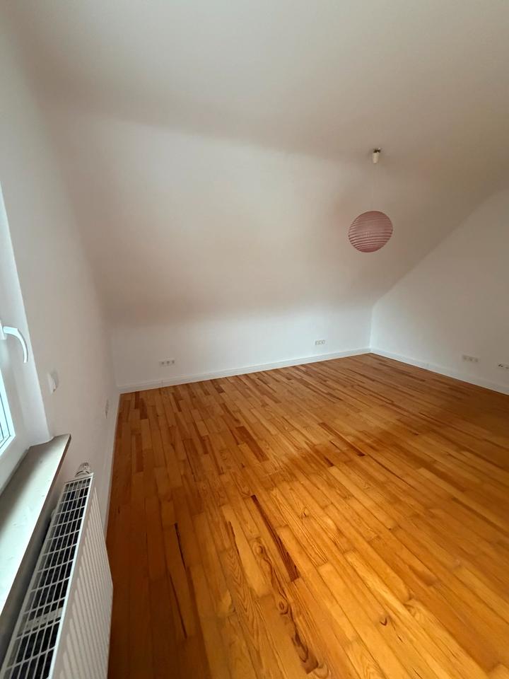 Thumbnail-Helle, frisch renovierte 2ZKB Dachgeschosswohnung in ruhiger Lage