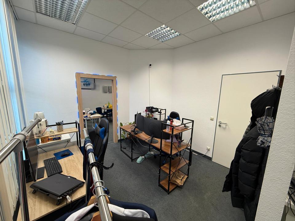 Thumbnail-möbliertes Top-Büro (insg. 4 verfügbar) in Nieder-Eschbach – Küche, 2 WCs, Stellplätze