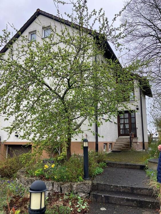 Thumbnail-Freistehendes Einfamilienhaus mit Charakter und großen Garten