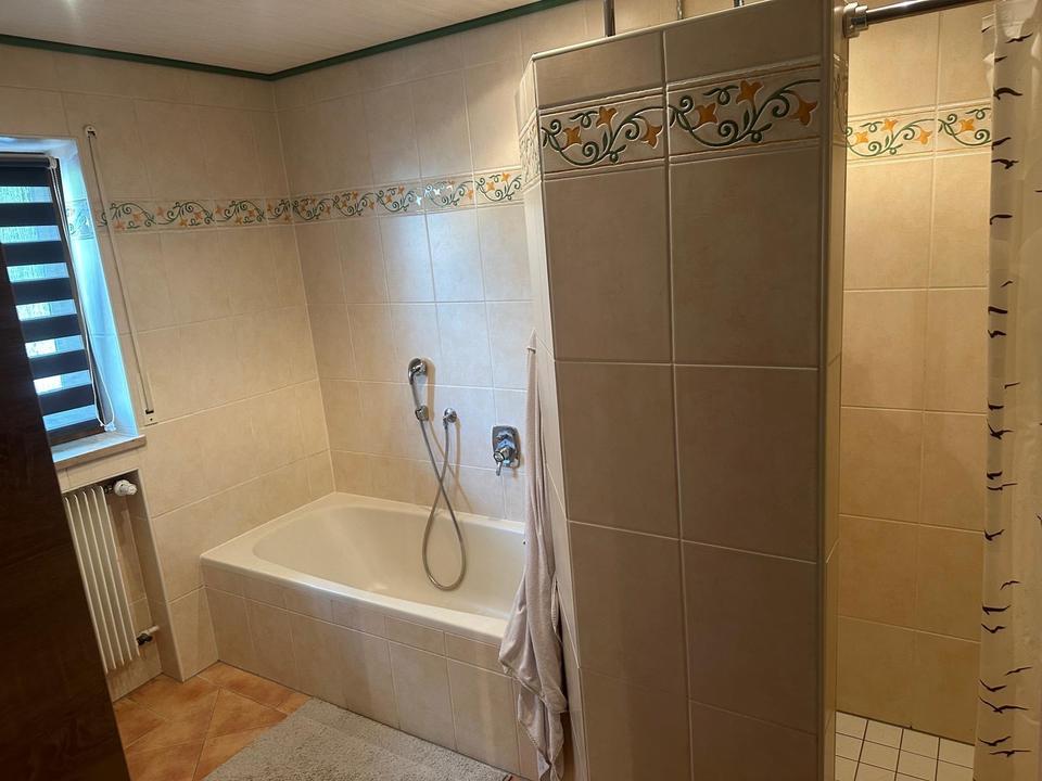 Thumbnail-5 Zimmer Wohnung, 120 qm mit Balkon und Carport