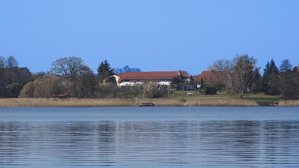 Thumbnail-Helle 3 Zimmer Wohnung am See mit eigener Badestelle
