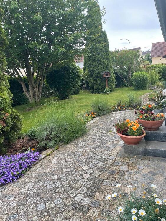 Thumbnail-Haus mit Nebengebäude, Garage und Garten