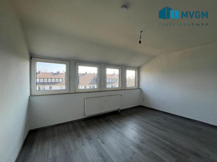 Thumbnail-4 Zimmer Wohnung im Dachgeschoss!