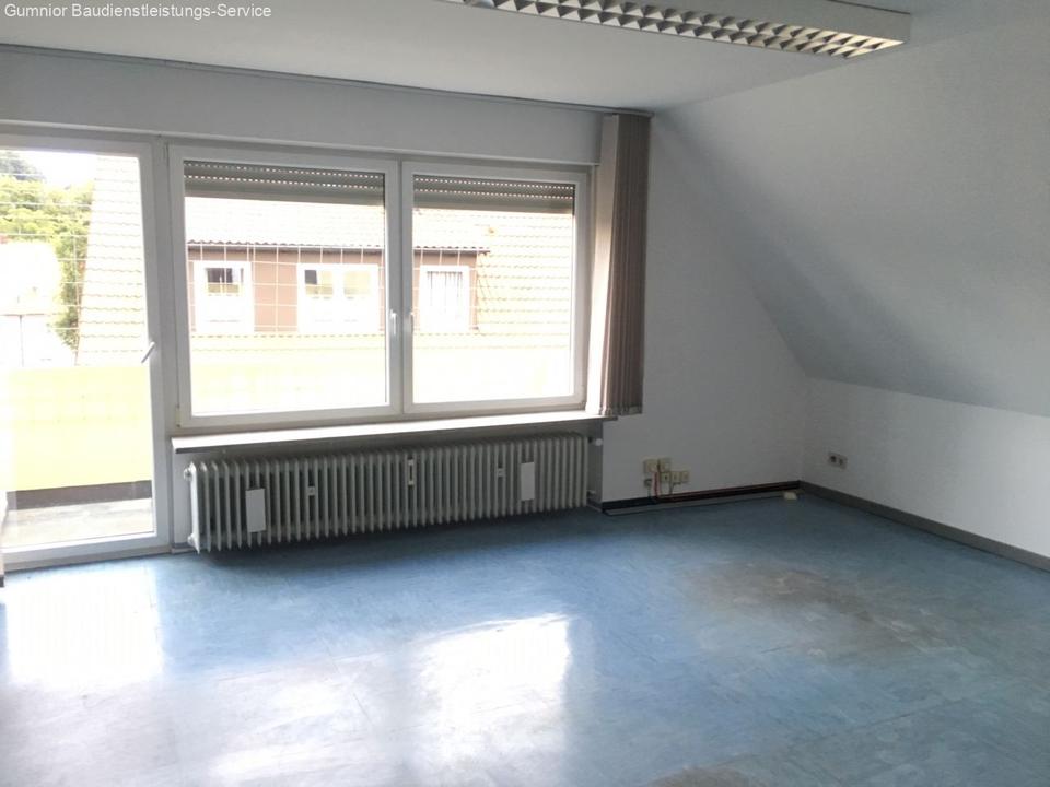 Thumbnail-2ZKB-Mansardenwohnung mit Balkon ** Nähe des Zentrums und Einkaufsmöglichkeiten**mit Balkon