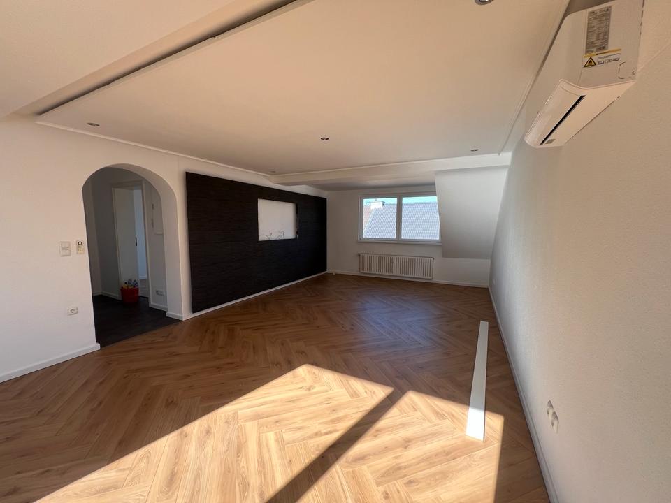 Thumbnail-Moderne 3,5 Zimmer DG, Einbauküche, Klima, Dachspitze Lager