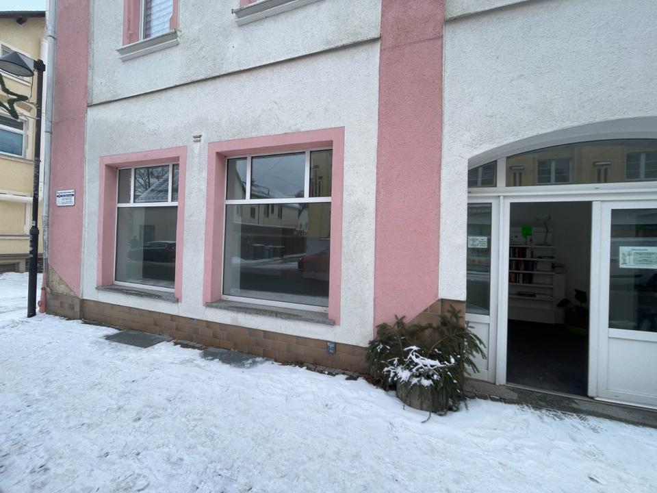 Thumbnail-Ladengeschäft in Thalheim, direkt an einer Bushaltestelle