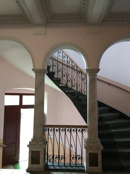 Thumbnail-3-Zimmer-Dachgeschoss Wohnung mit BALKON, PKW-Stellplatz und offener Küche im Wohnzimmer zu vermieten!