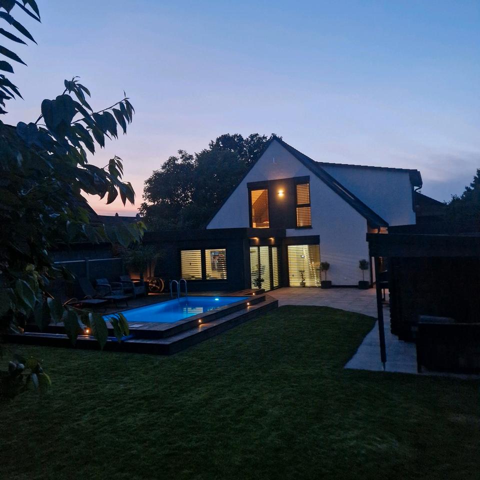 Thumbnail-Modernes Haus mit Pool