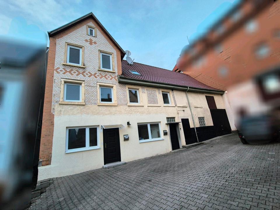 Thumbnail-Haus mit Zwei Wohnungen, Garage und Hof