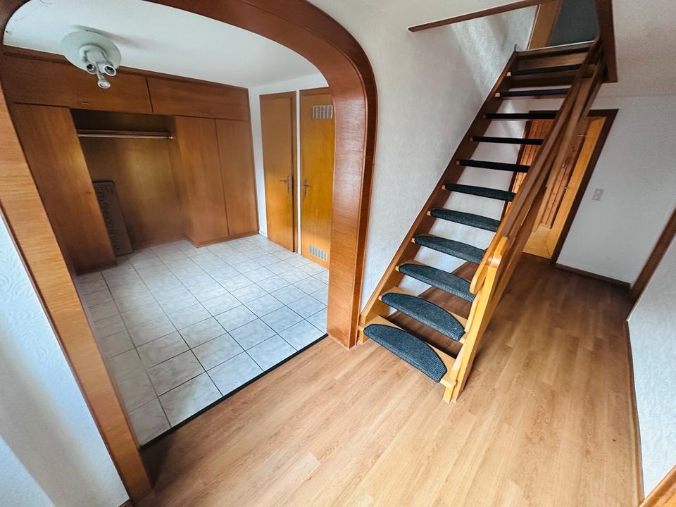 Thumbnail-Einfamilienhaus in Heggen, mit Holzofen, Garten und Garagen