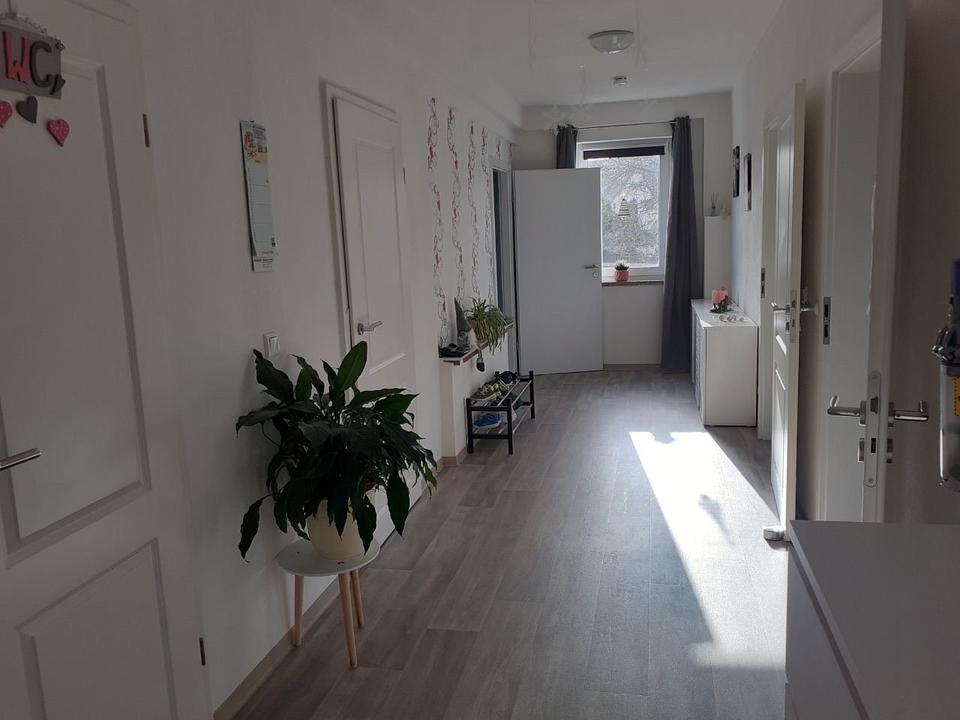 Thumbnail-Geräumige Dreiraumwohnung mit Terrasse und Garage