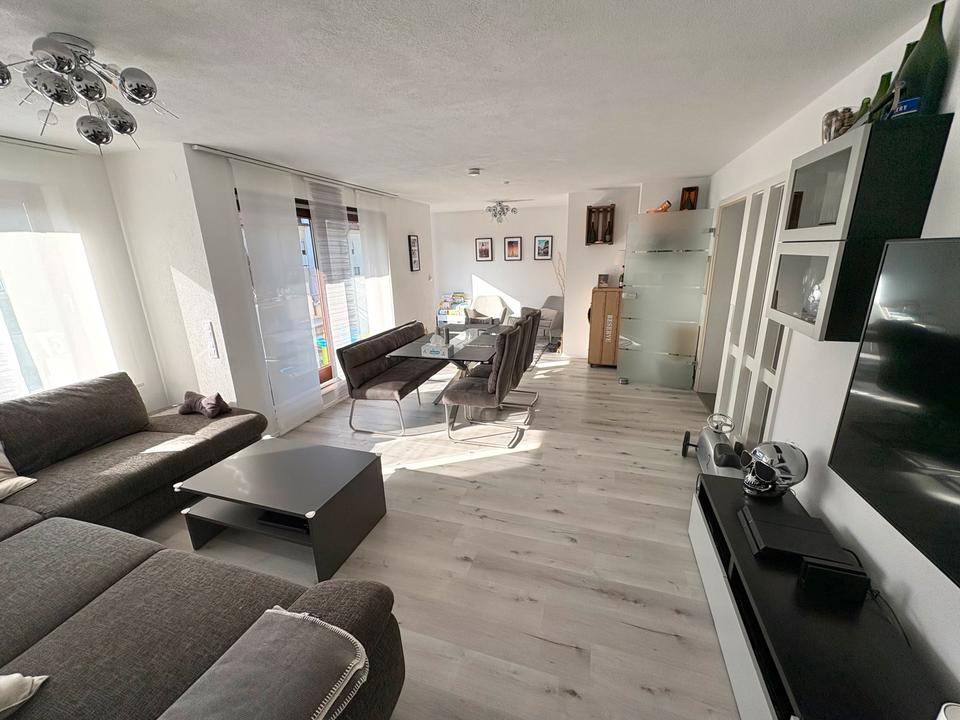 Thumbnail-Großzügige 4,5-Zimmer Wohnung mit 4 Balkonen - komplett renoviert