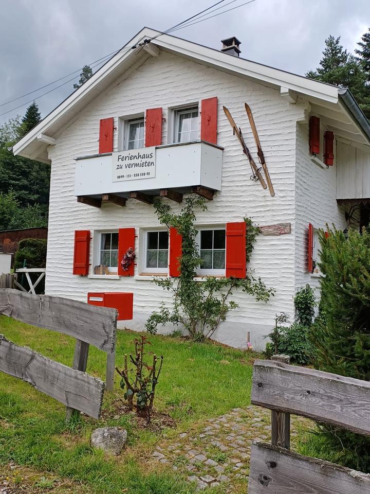 Thumbnail-Vogesen steht ein Hexenhaus … im Wald mit Bach …Seelen-Heiler