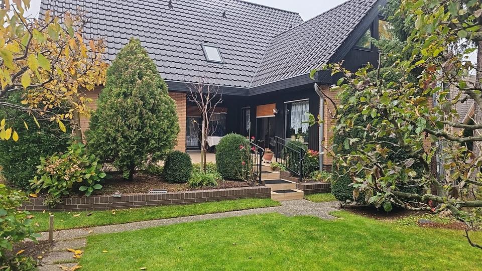 Thumbnail-Großes freistehendes Zweifamilienhaus 245 qm Wohnfläche 9 Zimmer