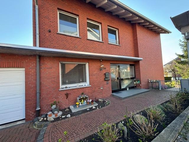 Thumbnail-Freistehendes Zweifamilienhaus mit 3 Garagen - Provisionsfrei -