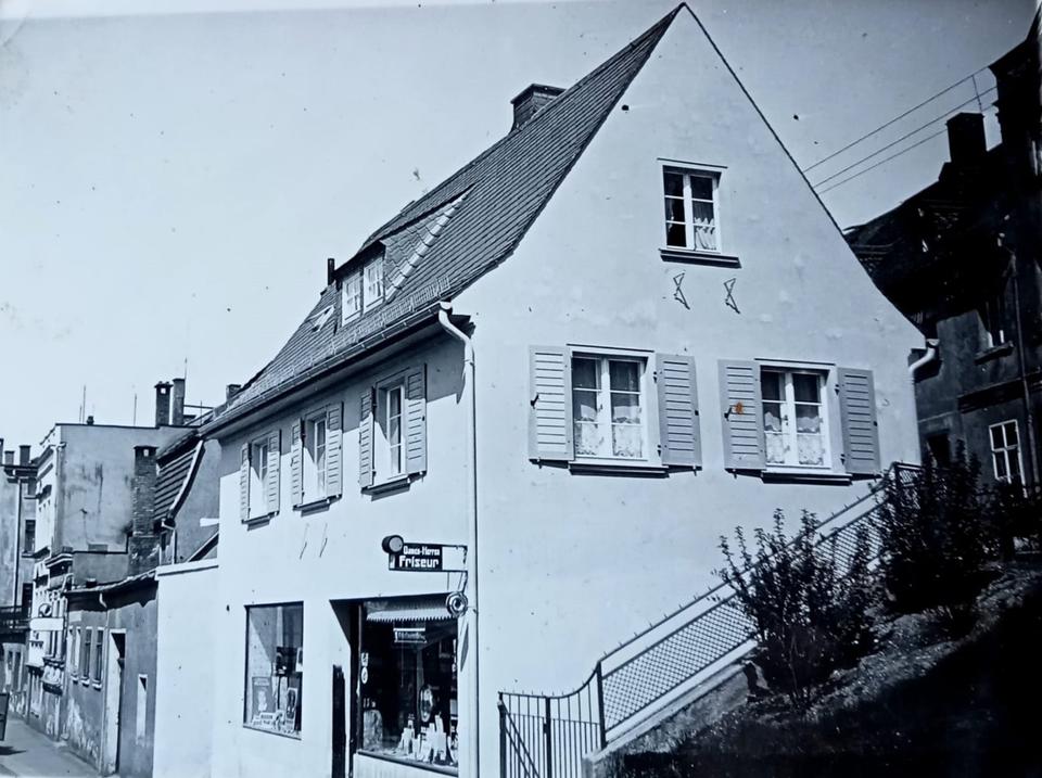 Thumbnail-Teilsaniertes Einfamilienhaus mit Bar und Wohnung und Grundstück