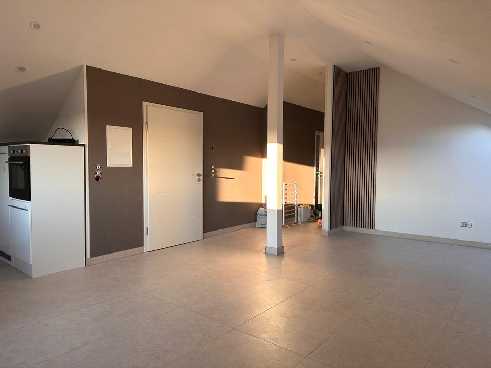 Thumbnail-Erstbezug nach Renovierung: 3-Zimmer DG Wohnung mit Klimaanlage