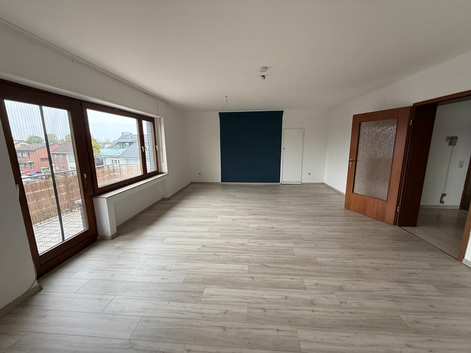 Thumbnail-Großzügige 3-Zimmer-Wohnung mit Balkon im Herzen von Neukirchen
