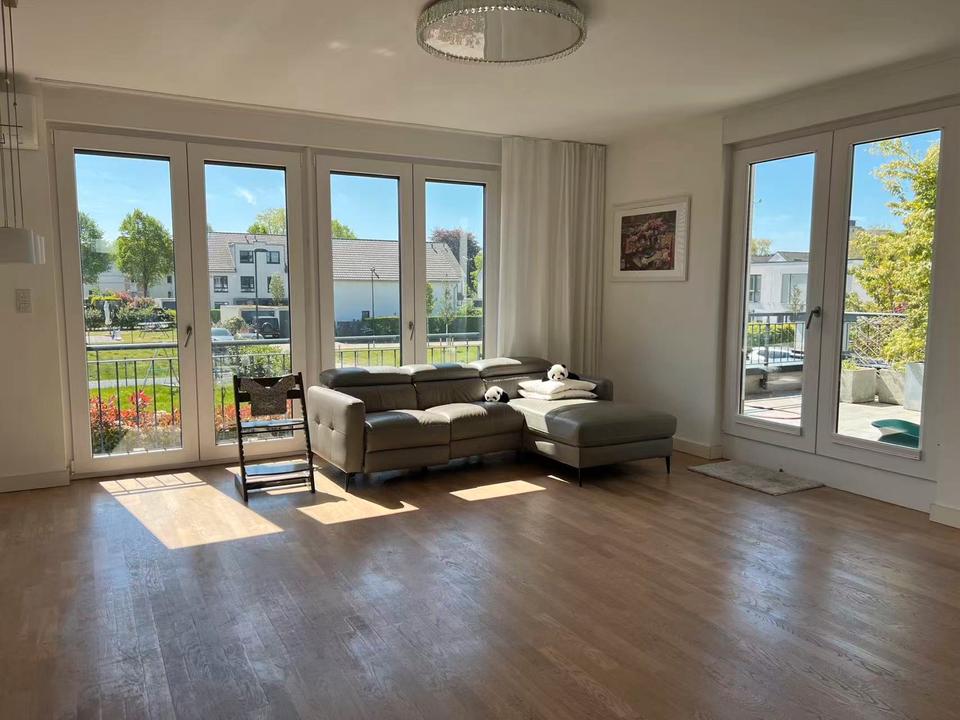 Thumbnail-Moderne helle Wohnung mit großer Terrasse und Gartenblick