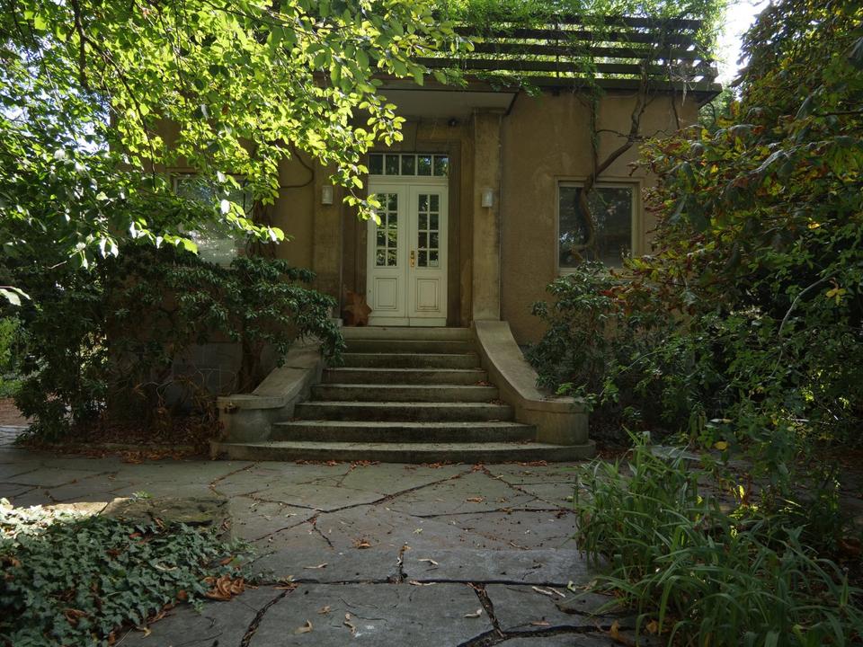 Thumbnail-Großzügiges 2 Familien Wohnhaus mit Keller, Garage und Garten