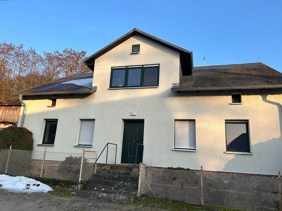Thumbnail-Geräumiges Zweifamilienhaus mit Nebengelaß in idyllischer Lage