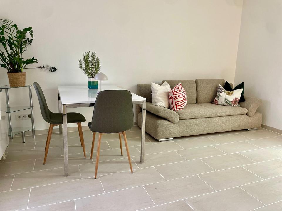 Thumbnail-2,5 Zimmerwohnung mit Süd-Balkon möbliert & Tiefgaragenstellplatz