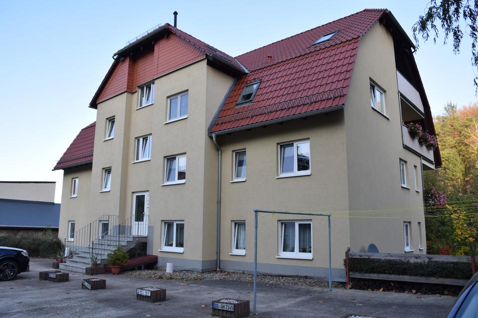 Thumbnail-Diese gepflegte 2-Zimmer-Dachgeschosswohnung in Nossen überzeugt mit einer durchdachten Raumaufteilung und einer Wohnfläche von ca. 61 m². Das Mehrfamilienhaus wurde im Jahr 2002 errichtet und...