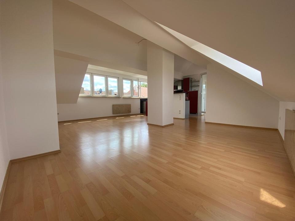 Thumbnail-Helle 3,5-Zimmer-DG Wohnung mit Loggia (Stellplatz zzgl) Nbg-Süd